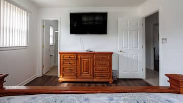 3 bedrooms, iron/ironing board, free WiFi, bed sheets