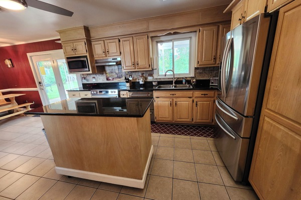 Kylskåp, mikrovågsugn, ugn och spishäll