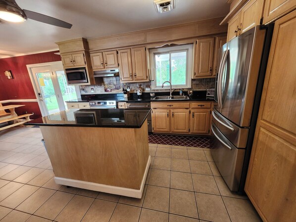 Fridge, microwave, oven, stovetop - Charming 3-Bedroom Home with Private In-Ground Pool Oasis in Hampton, VA (Hampton)