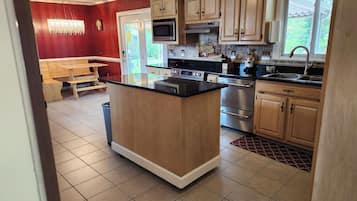 Een magnetron, een oven, een kookplaat, een vaatwasser