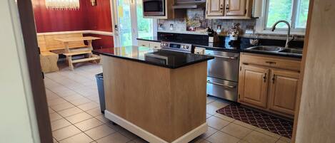 Microondas, horno, placa de cocina, lavavajillas