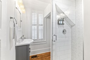 Shower, eco-friendly toiletries, hair dryer, towels - Chic+Eco Friendly! Chefs Kitchen•Quick Walk to Old City and Public Park! (St. Augustine)