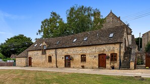 Exterior - Kestrel Barn, Leonard Stanley - sleeps 5 guests in 2 bedrooms (Near Stroud)