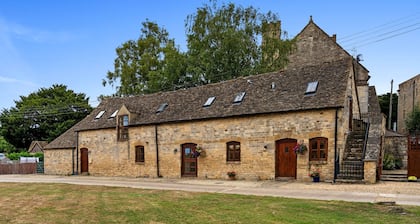 Kestrel Barn, Leonard Stanley - sleeps 5 guests in 2 bedrooms