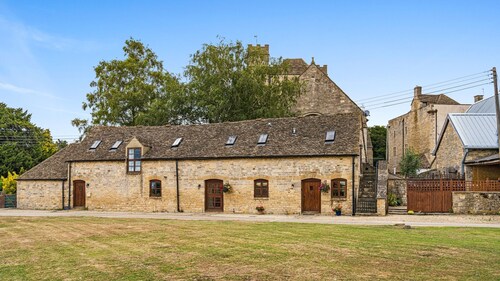 Kestrel Barn, Leonard Stanley - sleeps 5 guests in 2 bedrooms