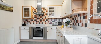 Kestrel Barn, Leonard Stanley - sleeps 5 guests in 2 bedrooms