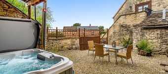 Kestrel Barn, Leonard Stanley - sleeps 5 guests in 2 bedrooms