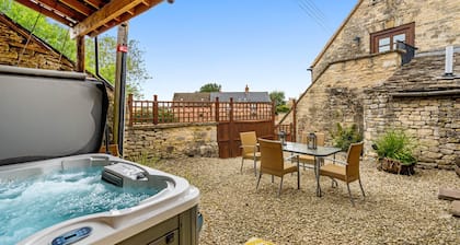 Kestrel Barn, Leonard Stanley - sleeps 5 guests in 2 bedrooms