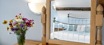Kestrel Barn, Leonard Stanley - sleeps 5 guests in 2 bedrooms