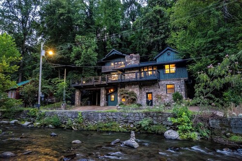 On the River/Walk to Downtown/Hot Tub/Memory Maker