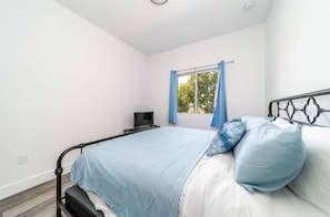 4 bedrooms, iron/ironing board, WiFi, bed sheets