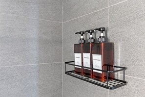 Haartrockner, Handtücher, Seife, Toilettenpapier