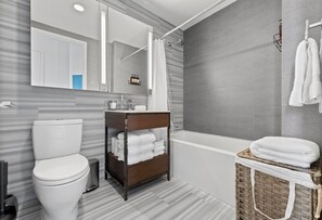 Haartrockner, Handtücher, Seife, Toilettenpapier