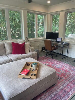Smart TV, chimenea, libros y monitor de computadora 