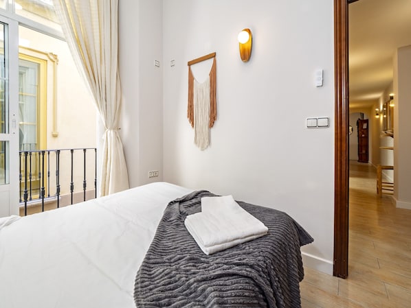 2 bedrooms, iron/ironing board, free WiFi, bed sheets