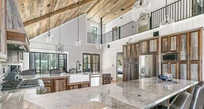 Secluded Luxury Lake House on Lake D'arbonne: Firepit, Kayaks & More