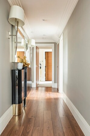 Interior - Magnificent 2 Bed Grand Belgravia Apartment Overlooking Buckingham Palace (London)