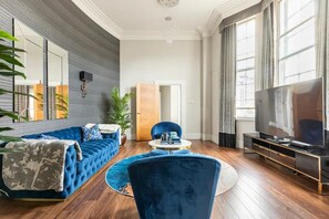 TV - Magnificent 2 Bed Grand Belgravia Apartment Overlooking Buckingham Palace (London)