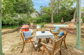 Outdoor dining - Charming Sag Harbor Apartment. Two blocks from Main and Bay Streets. (Sag Harbor)