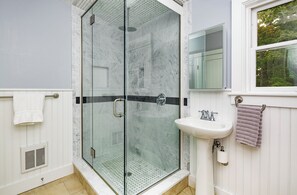 Dusche, Haartrockner, Handtücher, Seife