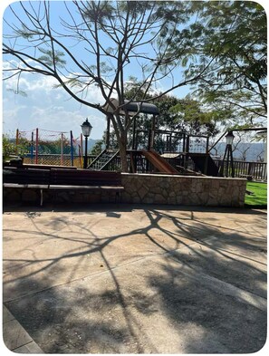 A park with a playground, stone walls, and benches. - Beautiful farm in Igarata right on the dam. (Canto das Águas Igaratá)