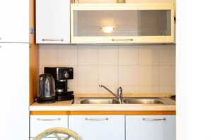 Fridge, oven, stovetop, coffee/tea maker