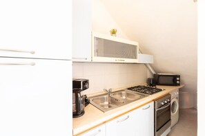 Fridge, oven, stovetop, coffee/tea maker
