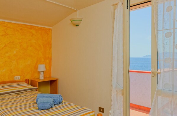 3 bedrooms, bed sheets