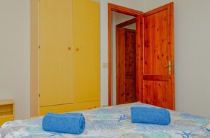 3 bedrooms, bed sheets