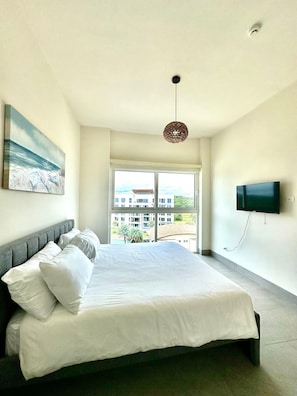 Tabla de planchar con plancha, wifi gratis, ropa de cama
