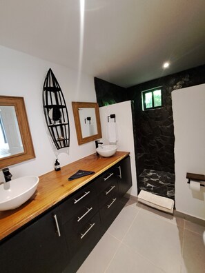 Dusche, Haartrockner, Handtücher, Seife