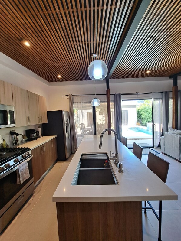 Microondas, horno, lavavajillas, cafetera/tetera