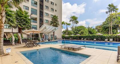 Modern apt With Pool Near the Beach Avr0203