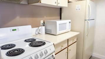 Een magnetron, kookgerei, borden en bestek