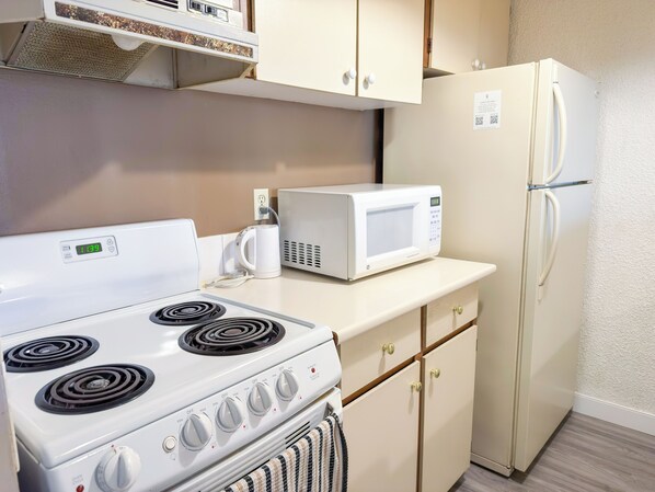 Microwave, cookware/dishes/utensils