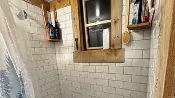 Douche, serviettes fournies, savon, shampoing