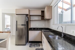 Basic Apartment | Private kitchen - Apt w Balcony in a Privileg Location in BC Bfh0101 (Balneário Camboriú)