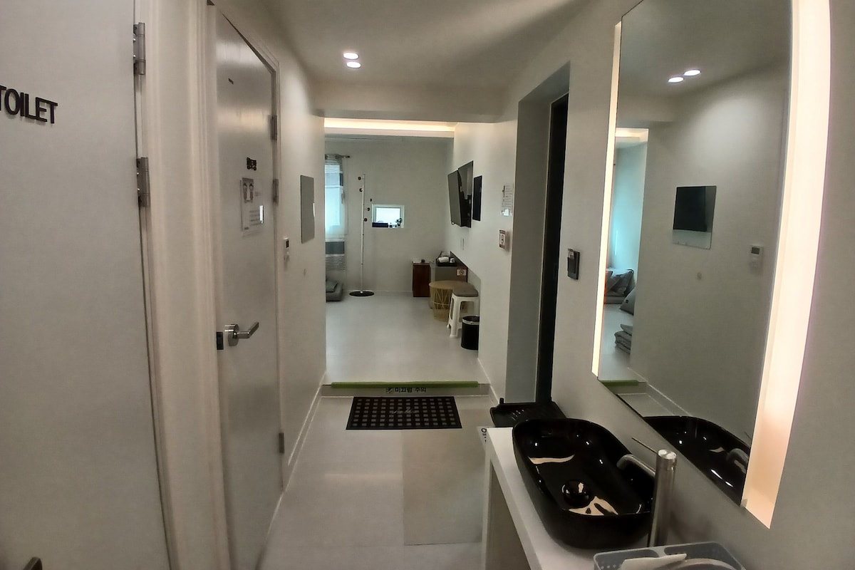 Deluxe Twin Ondol Steaming Spa Room | Living area