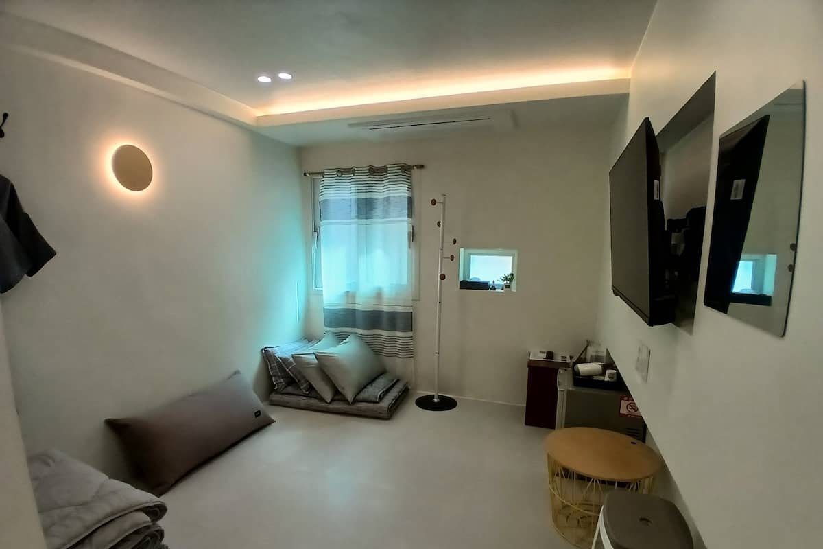 Deluxe Twin Ondol Steaming Spa Room | Phòng tắm | Bồn tắm và buồng tắm vòi sen riêng, máy sấy tóc, khăn tắm, xà phòng 