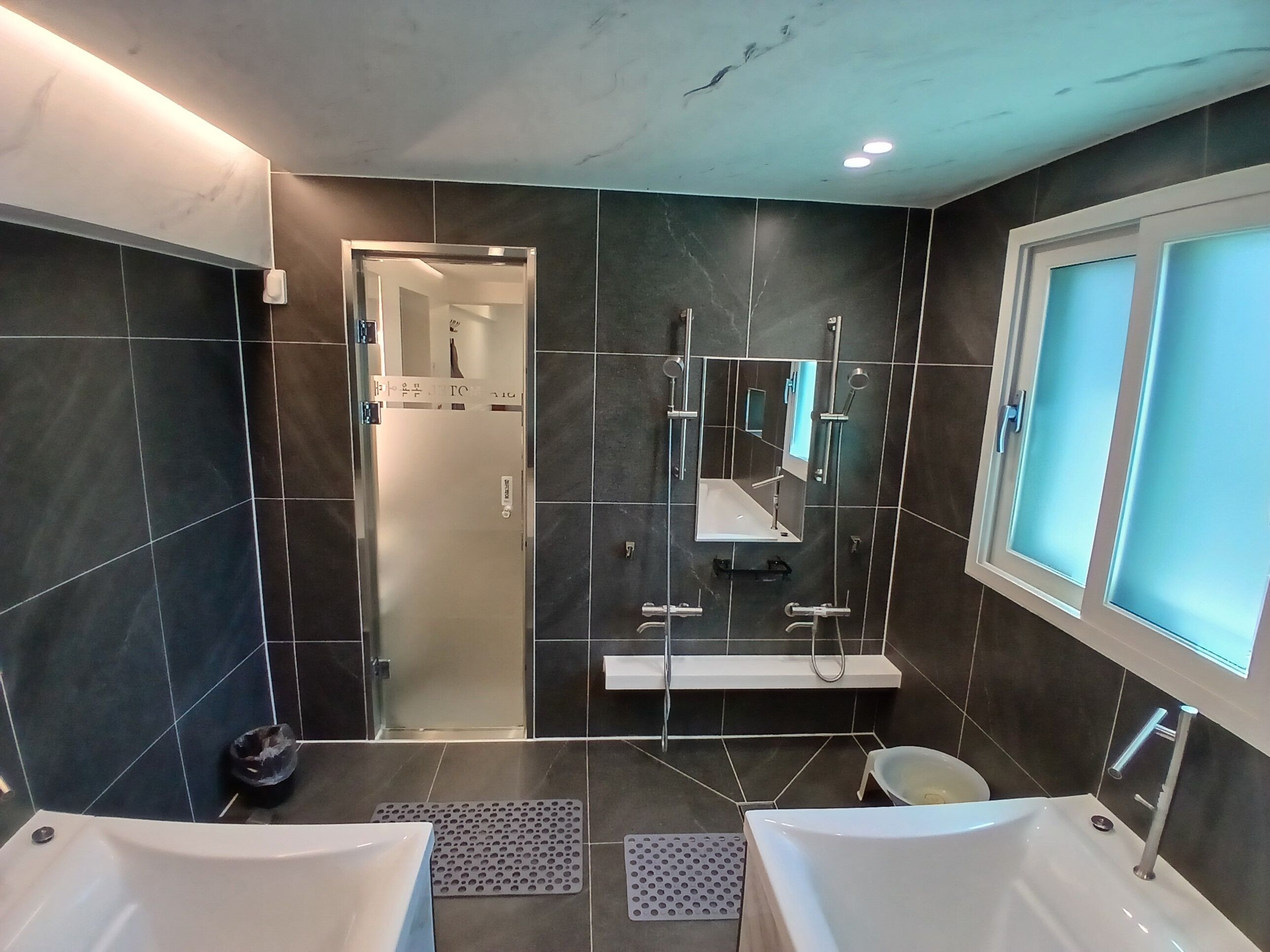 Bañera y ducha independientes, secador de pelo, toallas, jabón
