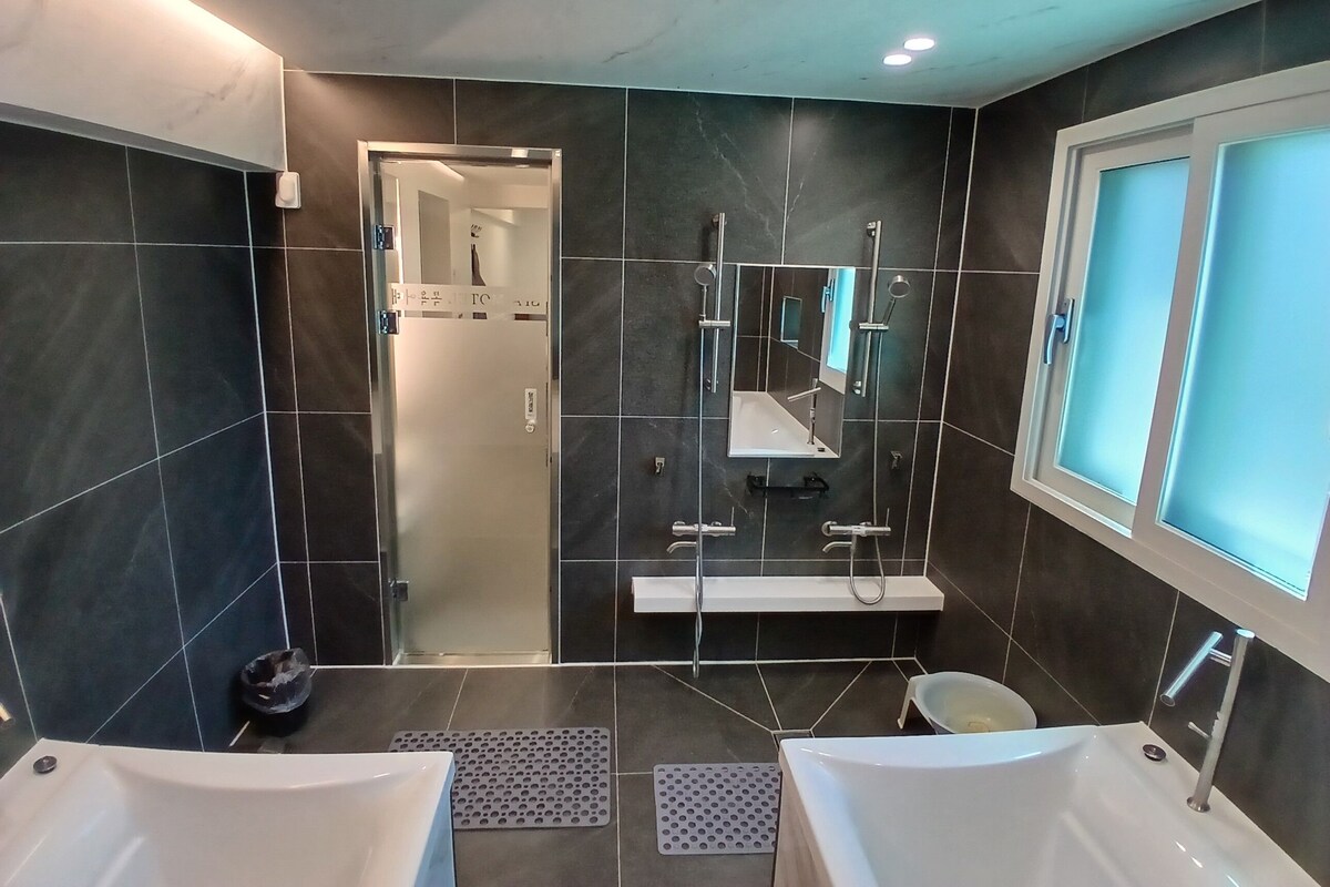Separat badekar og dusj, hårføner, håndklær og såpe