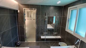 Bañera y ducha independientes, secador de pelo, toallas, jabón