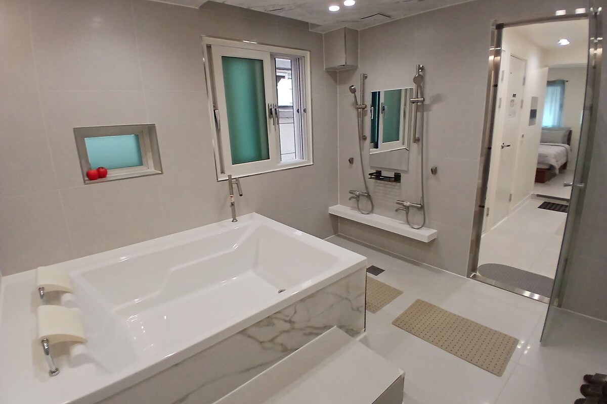 Deluxe Steaming Spa Room, City View | Wi-fi (inkludert)
