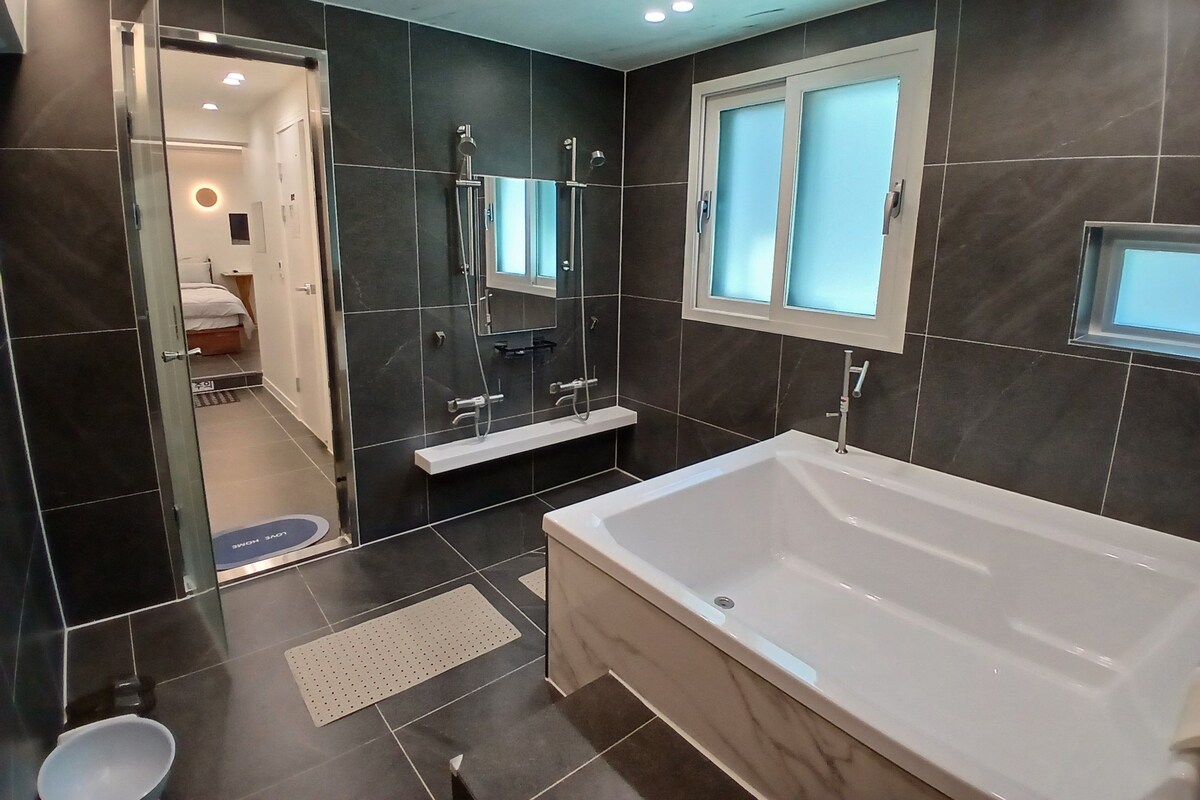 Deluxe Spa Room (Jjimjilbang not included) | Bad | Separat badekar og dusj, hårføner, håndklær og såpe