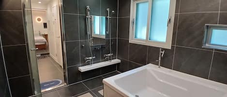 Bañera y ducha independientes, secador de pelo, toallas, jabón