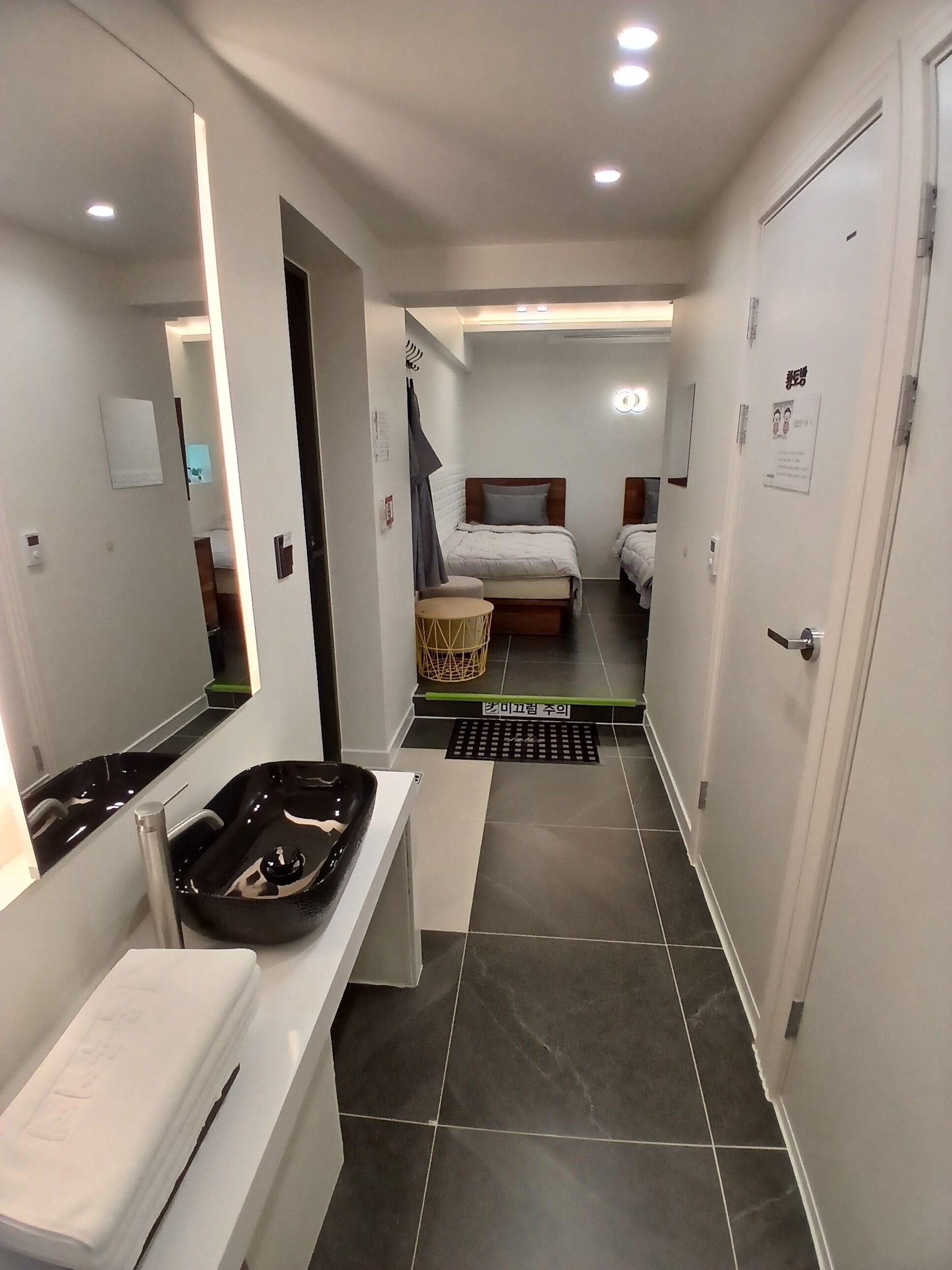 Deluxe Twin Steaming Spa Room | Living area