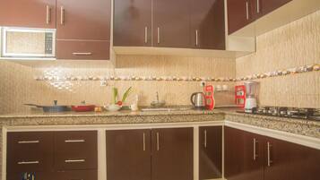 雪櫃、微波爐、焗爐、爐具