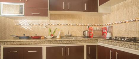 Jääkaappi, mikroaaltouuni, uuni, liesi