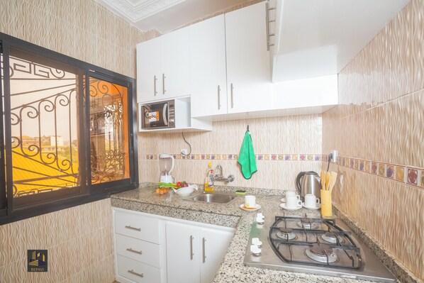 Refrigerador, microondas, horno y parrilla de estufa