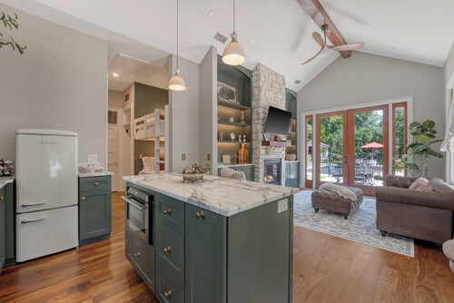 Charming cottage in historic Summerville 1 king, 1 set bunk beds, heated pool